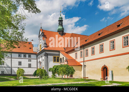Das Minoritenkloster mit der Kirche von Corpus Christi ist, Cesky Krumlov, Böhmen, Jihocesky kraj, Tschechische Republik, Europa Stockfoto