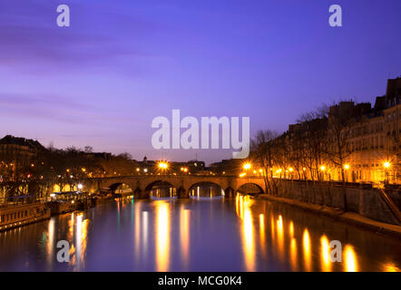 Der Pont Marie über die Seine und die Il St Louis in der Dämmerung; Paris, Frankreich, Europa Stockfoto