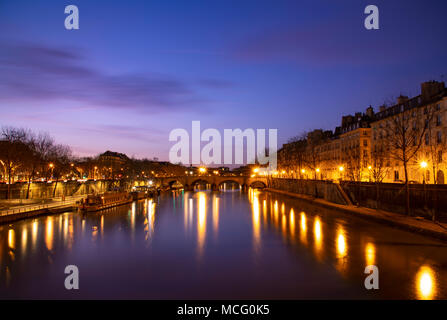 Der Pont Marie über die Seine und die Il St Louis in der Dämmerung; Paris, Frankreich, Europa Stockfoto