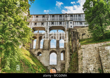 Der Umhang Bridge ist ein großes Brücke, die zwischen den Burggraben der Burg, Cesky Krumlov, Böhmen, Jihocesky kraj, Tschechische Republik, Europa Stockfoto
