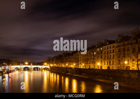 Sich schnell bewegende Wolken über die Seine, Pont Marie und Il St Louis in der Nacht. Paris, Frankreich, Europa Stockfoto