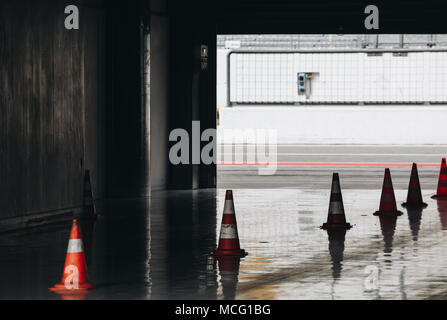 Rennwagen Eingang mit Sicherheit Kegel - Monza in der Lombardei - Italien Stockfoto
