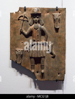 Berlin. Deutschland. Benin Bronzen. Darstellung eines portugiesischen Mann mit einer Armbrust und ein Vogel, messingschild. 16./17. Jahrhundert. Aus dem königlichen Hof Stockfoto