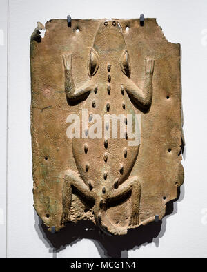 Berlin. Deutschland. Benin Bronzen. Darstellung eines Krokodils, messingschild. 16./17. Jahrhundert. Von der Royal Court Palace des Königreichs Benin. Eth Stockfoto