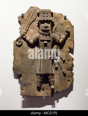 Berlin. Deutschland. Benin Bronzen. Oba/König (Ozolua?), 16.-17. Jahrhunderts, messingschild. Von der Royal Court Palace des Königreichs Benin. Ethnologische Stockfoto