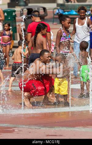 Atlanta, GA, USA - September 6, 2014: Familien und Kinder erhält Klatschnass beim Spielen im Brunnen an der Centennial Olympic Park in Atlanta. Stockfoto