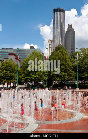 Atlanta, GA, USA - September 6, 2014: Kids Nass spielen in den Brunnen an der hundertjährigen Park an einem heissen Sommertag in Atlanta. Stockfoto