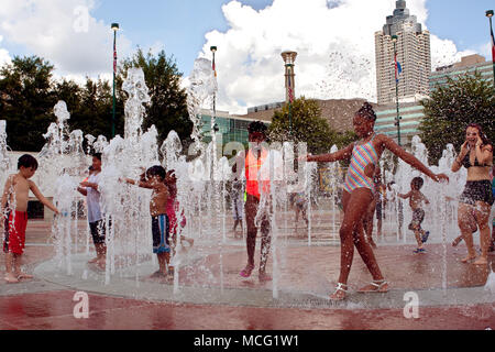 Atlanta, GA, USA - 6. September 2014: eine Gruppe von Kindern erhält Klatschnass beim Spielen im Brunnen an Centennial Park in Atlanta. Stockfoto