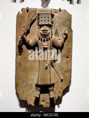 Berlin. Deutschland. Benin Bronzen. Oba/König (Ozolua?), 16.-17. Jahrhunderts, messingschild. Von der Royal Court Palace des Königreichs Benin. Ethnologische Stockfoto