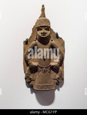 Berlin. Deutschland. Benin Bronzen. König mit zwei Welse, messingschild. 16./17. Jahrhundert. Von der Royal Court Palace des Königreichs Benin. Ethnologica Stockfoto