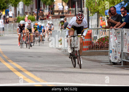 Duluth, GA, USA - August 2, 2014: Eine männliche Radfahrer trennt sich von einer Gruppe von Racer der Georgia Schale Criterium Fall konkurrieren. Stockfoto