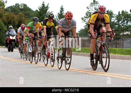 Radfahrer zusammen in einer Packung Rennen durch einen sofort in die Georgia Schale, ein Kriterium Ereignis statt, am 2. August 2014 in Duluth, GA gebündelt. Stockfoto