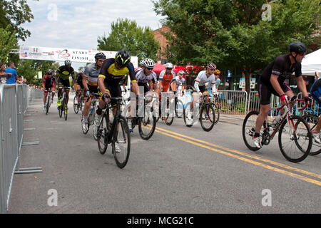 Duluth, GA, USA - August 2, 2014: eine Gruppe von Radfahrern Sprint von der Startlinie, wie sie in der Georgia Schale Criterium Fall konkurrieren. Stockfoto