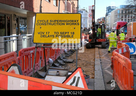 Zyklus Bau superhighway Werke signieren und Arbeitnehmer arbeiten an Clerkenwell Road in London UK KATHY DEWITT Stockfoto