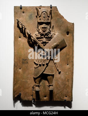 Berlin. Deutschland. Benin Bronzen. Hochrangige militärische Führer mit Lanze, Schild und rechteckigen Bell, messingschild. 16./17. Jahrhundert. Von der königlichen Garde Stockfoto