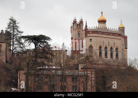 Türme von Rocchetta Mattei schloss. Riola, Bologna, Emilia-Romagna, Italien Stockfoto