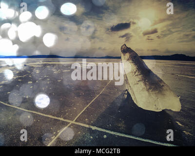Abstrakte Wirkung. Detail Ansicht in ein Ice auf tiefe Kratzer und Risse. Cut Scholle gegen den Abendhimmel und Suchscheinwerfer. Stockfoto