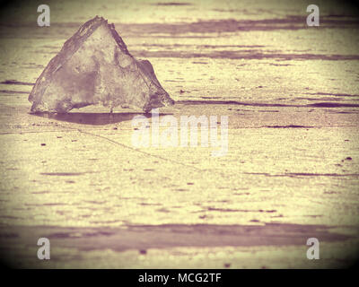Abstrakte Wirkung. Detail Ansicht in ein Ice auf tiefe Kratzer und Risse. Cut Scholle gegen den Abendhimmel und Suchscheinwerfer. Stockfoto