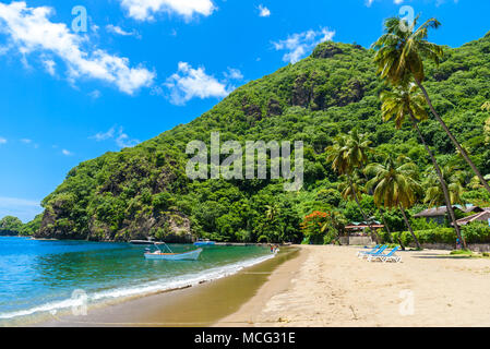 Paradise Beach in Soufriere Bucht mit Blick auf den Piton in der kleinen Stadt Soufriere, St. Lucia, tropischen Insel der Karibik. Stockfoto