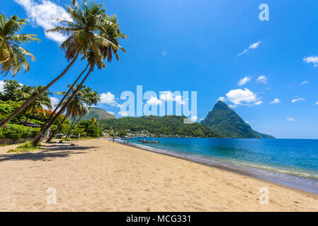 Paradise Beach in Soufriere Bucht mit Blick auf den Piton in der kleinen Stadt Soufriere, St. Lucia, tropischen Insel der Karibik. Stockfoto