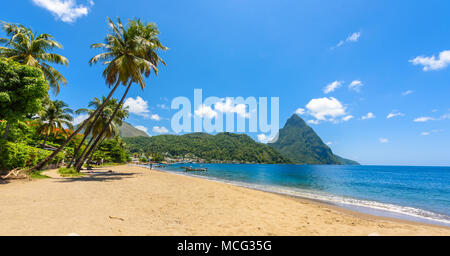 Paradise Beach in Soufriere Bucht mit Blick auf den Piton in der kleinen Stadt Soufriere, St. Lucia, tropischen Insel der Karibik. Stockfoto