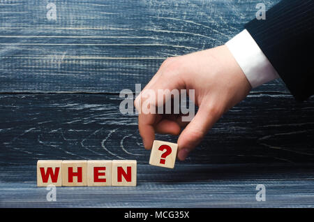 Die Hand hält der Würfel mit dem Fragezeichen Symbol für das Wort, wenn. Das Konzept der Frage durch den Moment und die Zeit des Handelns, die Erwartung Stockfoto