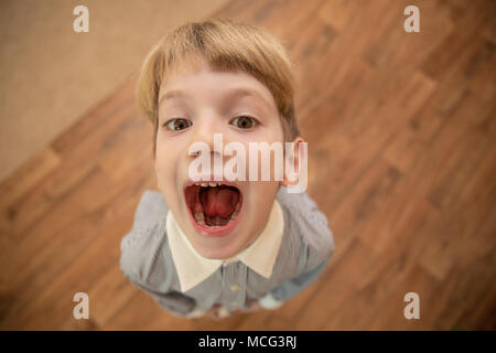Kleiner Junge mit einem offenem Mund in Schreien Stockfoto