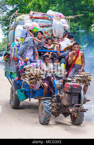 Burmesischen Bauern reiten auf einen alten Traktor in einem Dorf im Shan Staat Myanmar Stockfoto