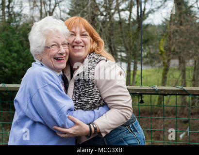 Eine Frau und ihre Großmutter. Stockfoto