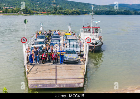 Vac, Ungarn. Juli 16, 2017. Lokalen Fähre über die Donau Transport von Menschen aus Vac Stadt Tahitotfalu, Szentendre Insel, Hunga Stockfoto