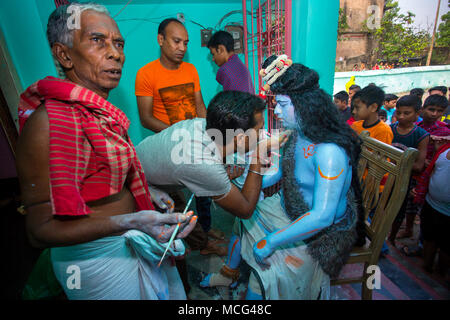 Ein Bangladeshi Hindu devotee Gemeinschaft nimmt Teil an Lal Kach (Rot Glas) Festival während des letzten Tages des bengalischen Kalender. Das Festival ist auch kn Stockfoto