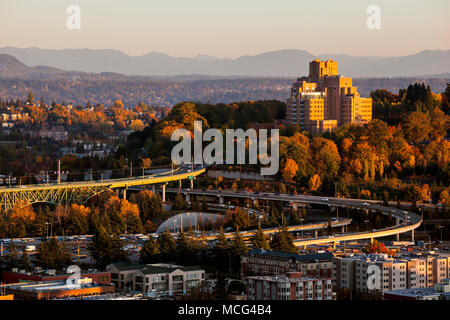 WA14261-00...WASHINGTON - die Interstate 90 und Interstate 5 kreuzen mit dem Veterans Hospital auf dem Hügel, vom Smith Tower aus gesehen. Stockfoto