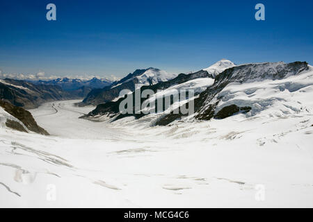 Die jungfraufirn Gletscher, die zu Konkordiaplatz, wo drei Gletscher verbinden, bilden den Grossen Aletschgletscher, Berner Oberland, Schweiz Stockfoto