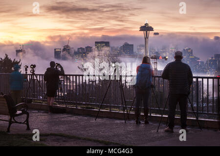 WA 14386-00 ... WASHINGTON - die Space Needle und der Stadt Seattle bedeckt in einer nebligen Sonnenaufgang von Kerry Park gesehen auf Queen Ann Hill Stockfoto