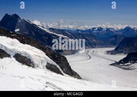 Die jungfraufirn Gletscher, die zu Konkordiaplatz, wo drei Gletscher verbinden, bilden den Grossen Aletschgletscher, Berner Oberland, Schweiz Stockfoto