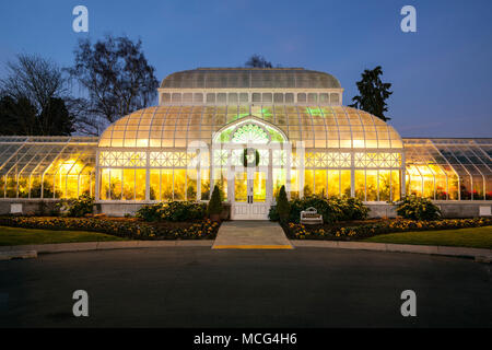 WA 14406-00 ... WASHINGTON - Freiwilliger Park Conservatory bei Nacht, Freiwilliger Park Seattle. Stockfoto