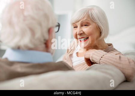 Portrait von gerne ältere Frau Stockfoto