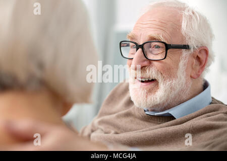 Portrait eines älteren Mannes begeistert Stockfoto