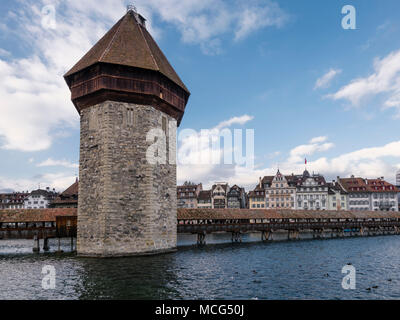 Kappelbrucke (Kapelle Brücke) in Luzern, Schweiz, Europas älteste gedeckte Holzbrücke. Stockfoto