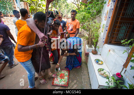 Ein Bangladeshi Hindu devotee Gemeinschaft nimmt Teil an Lal Kach (Rot Glas) Festival während des letzten Tages des bengalischen Kalender. Das Festival ist auch kn Stockfoto