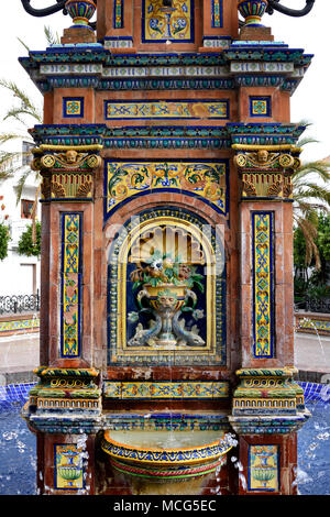 Vejer de la Frontera auf einem Hügel ist eine spanische Gemeinde in der Provinz Cádiz, Andalusien, Spanien, Spanisch. (Brunnen an der Plaza de Espana in den weißen Dorf Vejer de la Frontera, Costa de la Luz,) Stockfoto