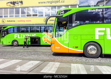 Flixbus am Busbahnhof Florenc, Prag, Tschechische Republik Stockfoto