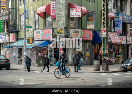 Aktivitäten an der Kreuzung von Broadway und Spülen und Graham Alleen unter der erhöhten u-doubles in Bushwick Nachbarschaft von Brooklyn in New York, wo es mit dem Bedford-Stuyvesant, am Samstag, den 7. April 2018. Da mehr und mehr Menschen in die Nachbarschaft bewegen Sie die Ethnizität der Bereich ändert sich. (Â© Richard B. Levine) Stockfoto