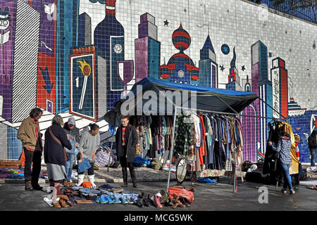 Die Feira da ladra Flohmarkt in Alfama von Lissabon - Lisboa, Portugal Portugiesisch. (Händler bieten alle Arten von Waren an den beliebten Markt der Diebe) Stockfoto