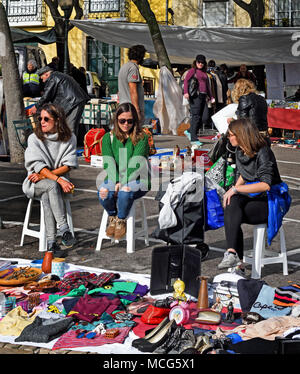 Die Feira da ladra Flohmarkt in Alfama von Lissabon - Lisboa, Portugal Portugiesisch. (Händler bieten alle Arten von Waren an den beliebten Markt der Diebe) Stockfoto