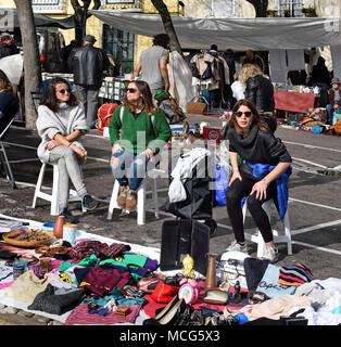 Die Feira da ladra Flohmarkt in Alfama von Lissabon - Lisboa, Portugal Portugiesisch. (Händler bieten alle Arten von Waren an den beliebten Markt der Diebe) Stockfoto