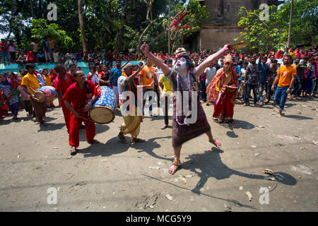 Ein Bangladeshi Hindu devotee Gemeinschaft nimmt Teil an Lal Kach (Rot Glas) Festival während des letzten Tages des bengalischen Kalender. Das Festival ist auch kn Stockfoto