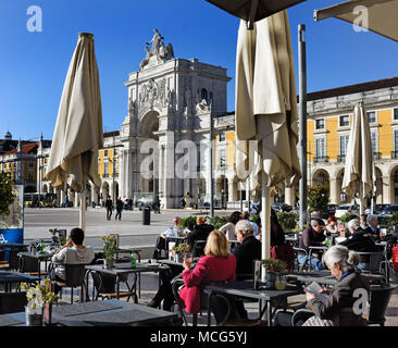 Praco do Comercio Platz (Terreiro do Paco) die Statue von Dom José ICH. (Big Waterfront Plaza wird flankiert bij Kolonnaden und Cafes.) Joseph I. von Portugal, König von Portugal (Arch der Rua Augusta (Arco da Rua Augusta), Lissabon - Lisboa, Portugal PortugueseCommerce Square (Praça do Comercio), Baixa, Stockfoto