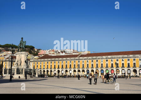 Praco do Comercio Platz (Terreiro do Paco) die Statue von Dom José ICH. (Big Waterfront Plaza wird flankiert bij Kolonnaden und Cafes.) Joseph I. von Portugal, König von Portugal (Arch der Rua Augusta (Arco da Rua Augusta), Lissabon - Lisboa, Portugal PortugueseCommerce Square (Praça do Comercio), Baixa, Stockfoto