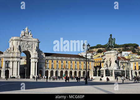 Praco do Comercio Platz (Terreiro do Paco) die Statue von Dom José ICH. (Big Waterfront Plaza wird flankiert bij Kolonnaden und Cafes.) Joseph I. von Portugal, König von Portugal (Arch der Rua Augusta (Arco da Rua Augusta), Lissabon - Lisboa, Portugal PortugueseCommerce Square (Praça do Comercio), Baixa, Stockfoto